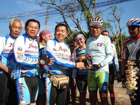 ประธานหนองคายนอบของที่ระลึกให้ประธานลาว