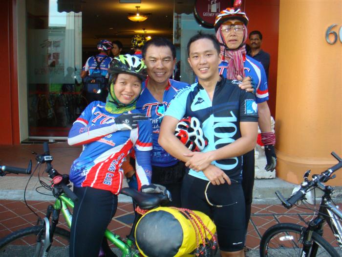 ทีม Bike Aid Singapore มารับที่ด่าน Malaysia