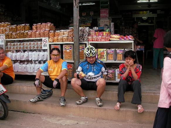 ศรีสัชนาลัยทีมออกทริปปั่นตอนเย็นรวมตัวหน้าร้านประชัน