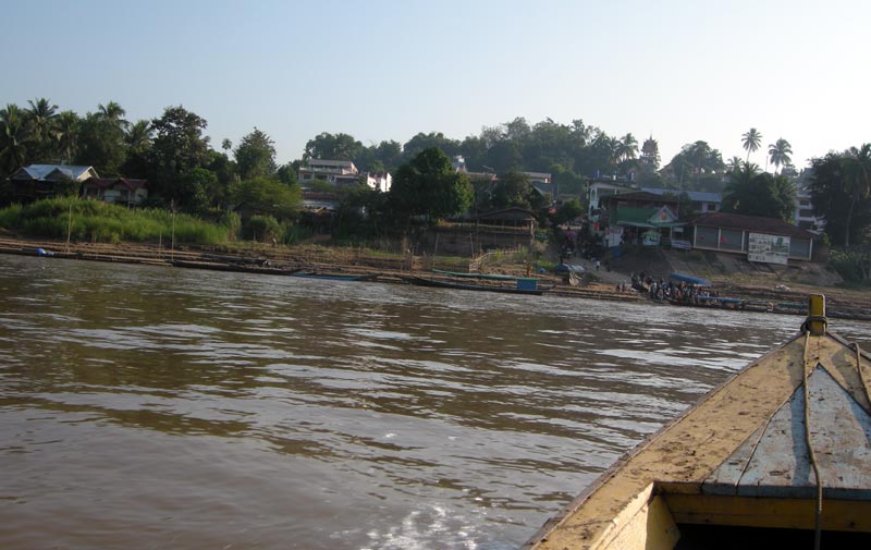 ทิวทัศน์ข้างหน้าที่เรือหางยาวข้ามฟาก นำเหล่านักปั่น เข้าประเทศเพื่อนบ้าน