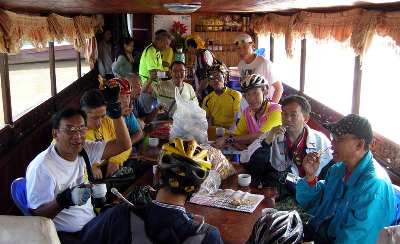 บรรยากาศ ชื่นมื่น กับ การชุมนุม โต๊ะยาวภายในเรือ