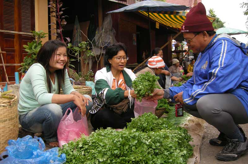 เดินชมวิถีชาวบ้านที่ตลาด แปลงร่างเป็นแม่ค้าขายผักน้ำ มีลูกค้ารายแรกเป็นพี่เลิศ ไชโย หาสตางค์ค่าทัวร์ได้แล้ว อิ อิ