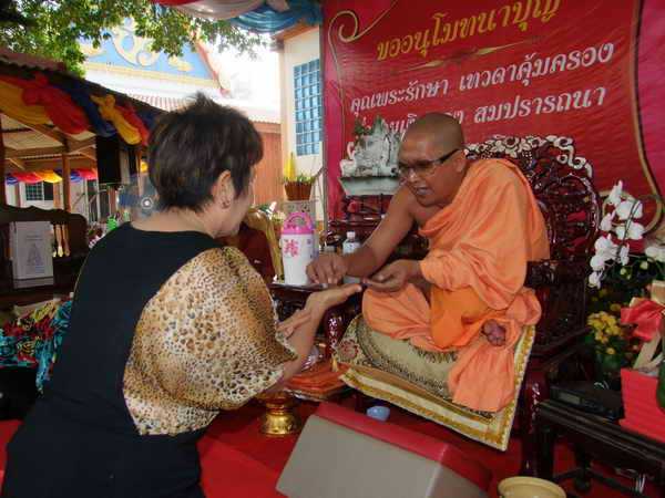 พระมหาราชันย์  อยู่ต้อนรับสาธุชน และแจกวัตถุมงคล