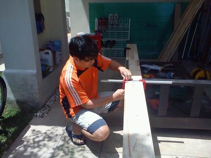 DIY workbench 1 lock เเผ่นไม้เพื่อเตรียมตัดเป็น Top.jpg