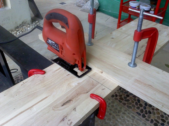 DIY workbench 3 ตัดเเผ่น top ด้วยจิกซอ.jpg