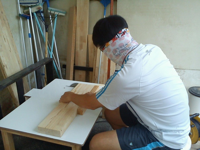 DIY workbench 6 ตัดเเต่งขาโต๊ะให้ได้ความยาวเท่ากันด้วยโต๊ะเลื่อยไฟฟ้าท่ได้มาใหม่.jpg