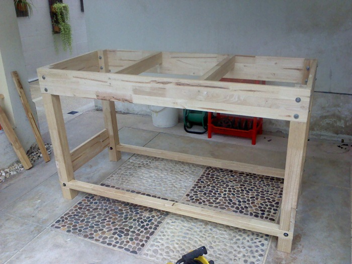 DIY workbench 8 เริ่มเป็นรูปเป็นร่างเเล้ว.jpg