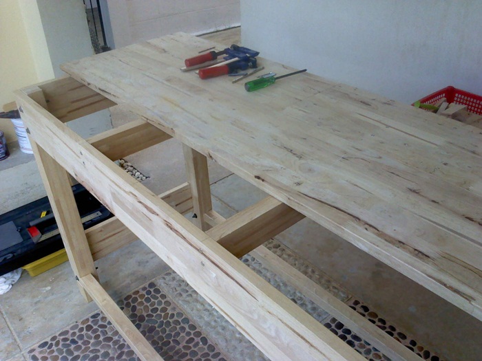 DIY workbench 11 วางเเผ่น top เเล้วยึดด้วยสกรูเกรียวปล่อย.jpg