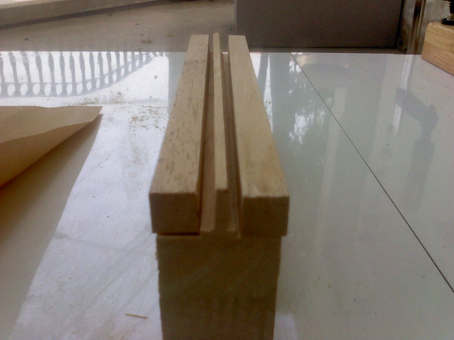 1 เริ่มต้นจากทำเดือยเหลี่ยมขนาด 10x10mm เเละจนาด 8x8mm ด้วยโต๊ะเลื่อยไฟฟ้า.jpg