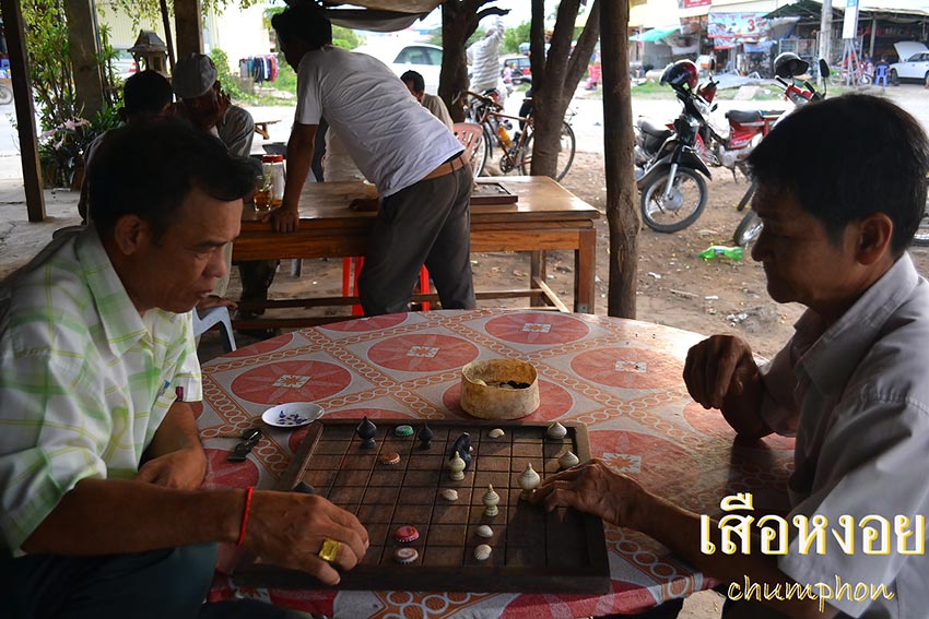 ออกจากวัดอีกด้าน มีหมากรุกเล่นหลายโต๊ะ คนเขมรชอบเล่นหมากรุกมาก เพราะที่พนมเปญ มีร้านเปิดนั่งเล่นหมากรุกเยอะมาก เป็นสิบๆโต๊ะแต่ละร้าน เล่นเหมือนหมากรุกไทย