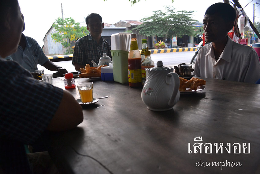ออกมาไม่ถึงครึ่ง กม.เจอร้านกาแฟ แวะนั่งกินกับเขาเลย  มีคนพูดไทยได้คนเดียวเพราะเคยมาทำงานเมืองไทย คนที่หันหน้ามองกล้องนั่นแหละ ตอนนี้มีสวนยางกับไร่มันพอสมควรห่างจากร้านกาแฟไปทางพระตะบอง 10 กม. อนาคตรวยแน่ ผมบอก แกยิ้มใหญ่