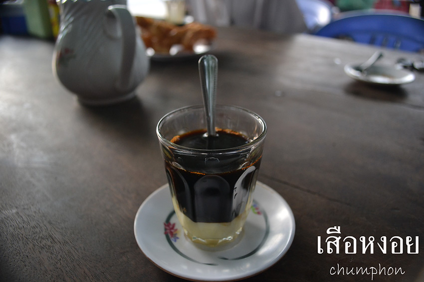 กาแฟเหมือนของเราเด๊ะ ผมกินปาท่องโก๋ไปหนึ่งอัน รวม 2500 เรียล ปาท่องโก๋ภาษาเขมรเรียจ่าก้วย เหมือนทางใต้ของเรา