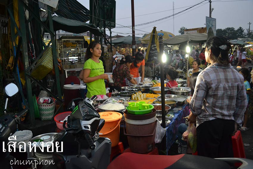 กลับที่พัก จอดรถเดินเล่นรอบๆที่พัก ร้านขายขนมหวานแบบเขมร เหมือนของเราทุกอย่าง