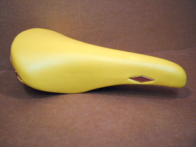 Selle_San_Marco_Rolls_Saddle_Yellow_Blemishes_01.jpg