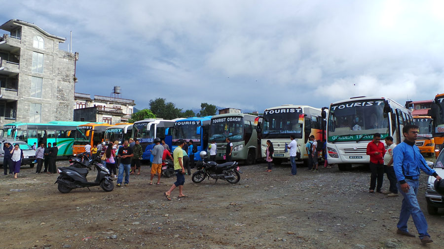 คิวรถ Tourist Bus ที่เมืองโพคารา