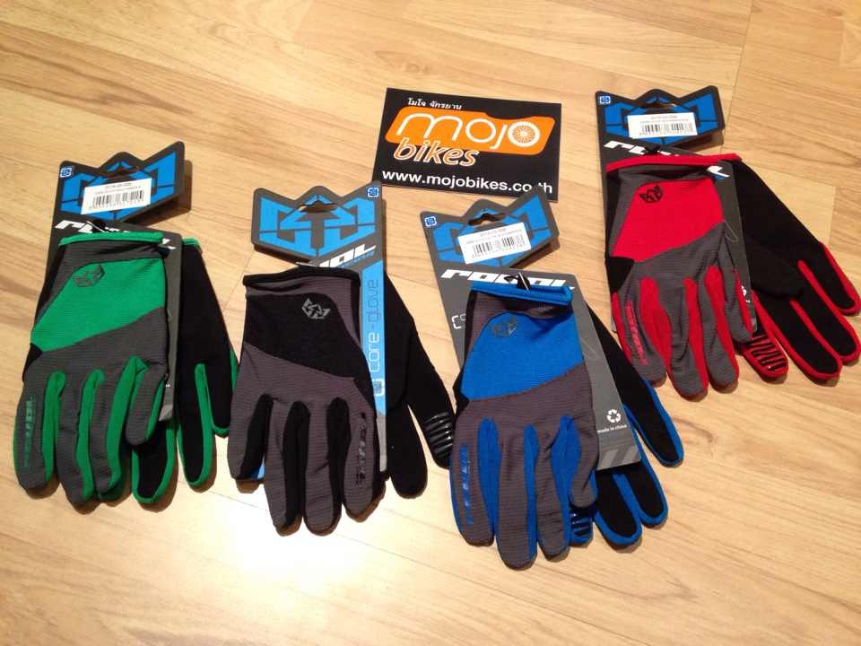 4.Core Glove มี สี เขียว , ดำ ,แดง ,น้ำเงิน มีตั้งแต่ Xs จนถึง XL ค่ะ ราคา 900 บาท