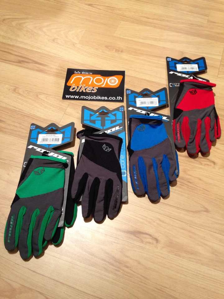 4.Core Glove มี สี เขียว , ดำ ,แดง ,น้ำเงิน มีตั้งแต่ Xs จนถึง XL ค่ะ ราคา 900 บาท