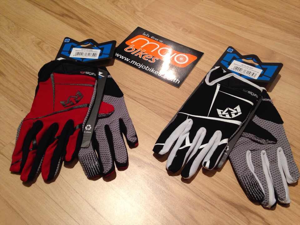 3.Signature Glove มี สี แดง และ ดำ ค่ะ มีตั้งแต่ Xs จนถึง XL ค่ะ ราคา 1,350 บาท