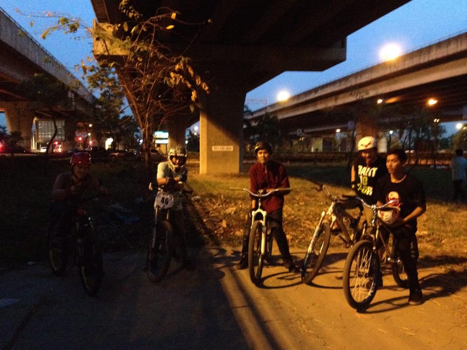 04-04-2557 Under Express Way, Kasetnawamin-Praditmanudham Intersection , Ladprao, Bangkok