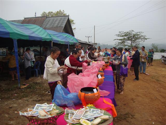 แวบขึ้นไปดูการทำบุญทำทานของเมืองนาหม้อ แขวงอุดมชัย