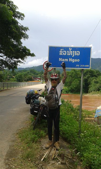 เสือน้อมยังซู่ซ่าแข็งแรง มีร้านอาหารข้าง ๆ เขาว่าทำปลาปิ้งปลาย่างอร่อย แต่ไม่ได้แวะเพราะระยะทางยังอีกไกล