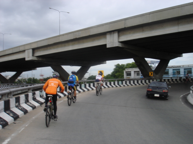 ข้ามสะพานยูเทิร์นฐานทัพอากาศดอนเมือง