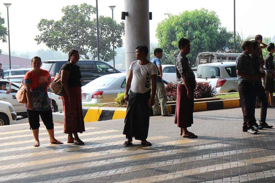 ชาวพม่ามารอผู้โดยสารที่สนามบินย่างกุ้ง