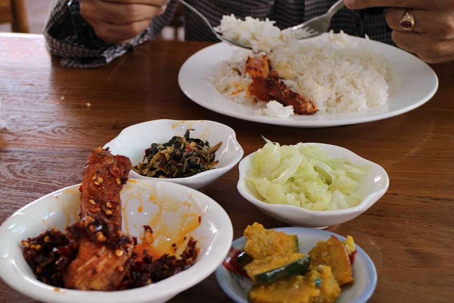 อาหารพม่ามื้อแรกในย่างกุ้ง ระหว่างทางปั่นไปสถานีขนส่ง