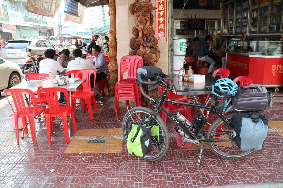 ข้าวไก่ทอด กับกาแฟร้อนหน้าร้านทอง 3$ จ่ายไป 20$ ทอนมา 68,500เรียล