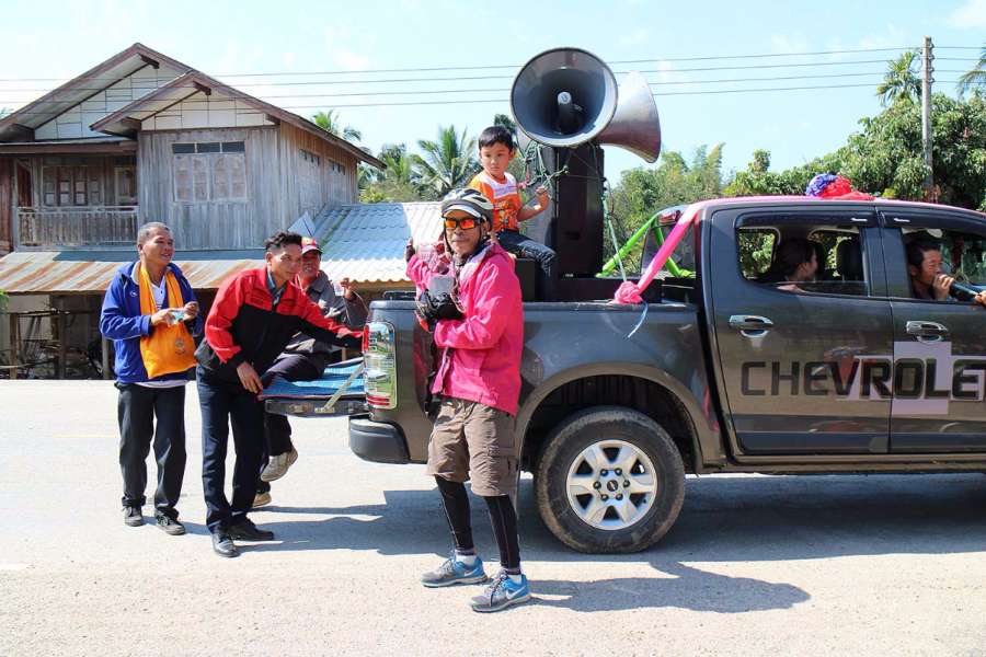 หยุดร่วมทำบุญที่บ้านน้ำเงิน