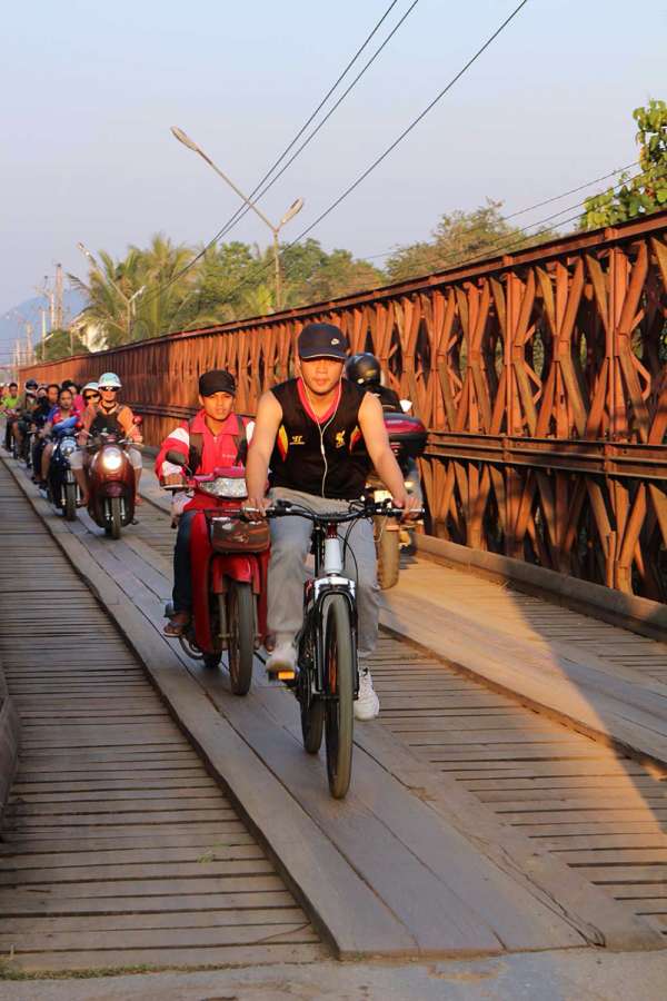 สะพานไม้นี้ที่ชาวิชประมาทอยากดูวิวระหว่างปั่นทำให้ตกแผ่นไม้แล้วยังจะฝืนปีนขึ้น ที่จริงควรจะต้องหยุดรถแล้วตั้งหลักใหม่ให้มั่นคง