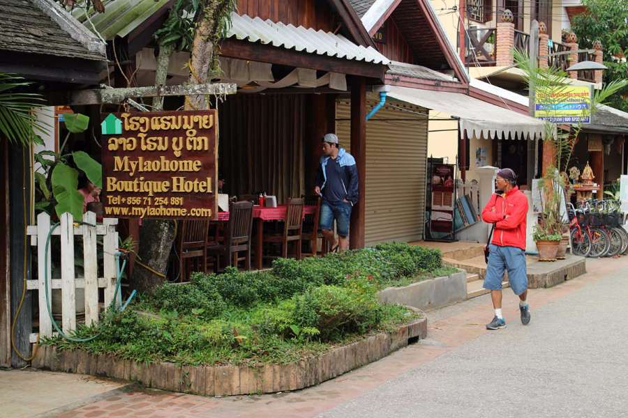 พี่วีเดินสำรวจราคาและบรรยากาศโรงแรมเพราะว่าจะพาหวานใจมาฮันนีมูนอีกรอบ