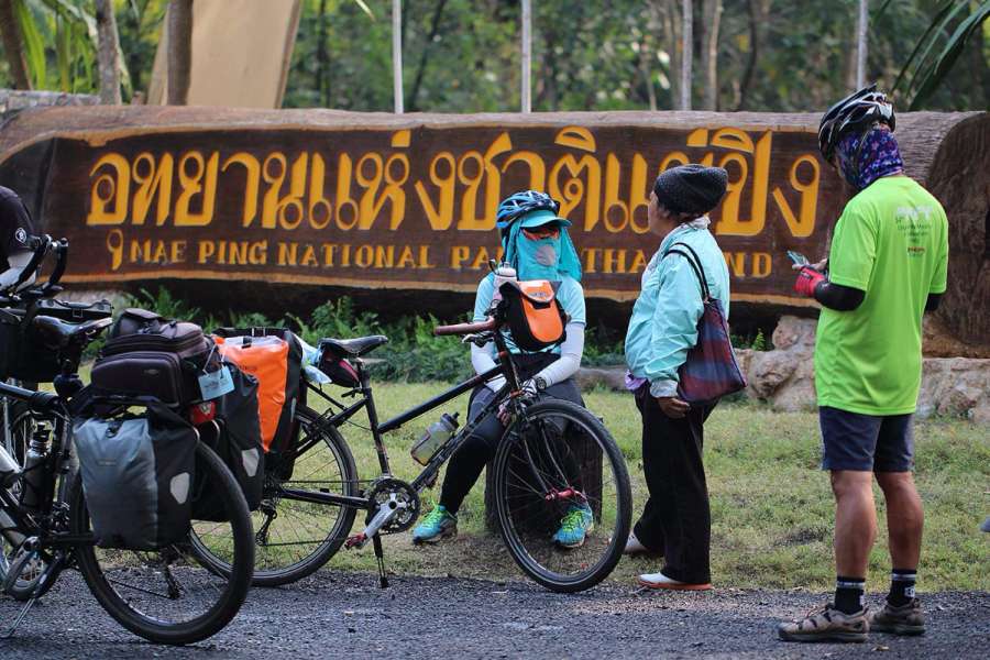 จอดรอสมาชิกใหครบที่ป้ายอุทยานแห่งชาติแม่ปิง