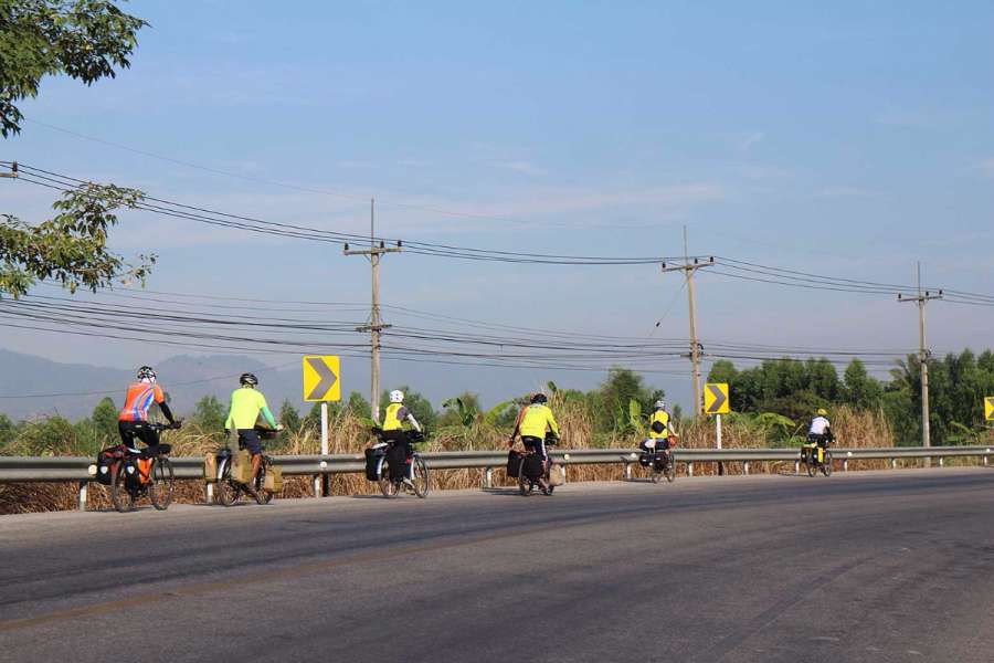 คุณขวัญแก้วปั่นจักรยานไปถ่ายรูปเพื่อนๆไป ชาวิชยังไม่ค่อยเลียบแบบ