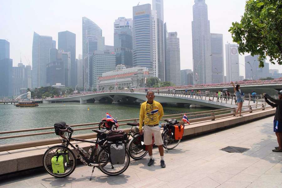 แค่ข้ามสะพานไปก็ถึง Merlion