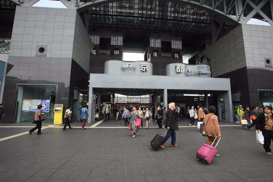 ยืนรอไกด์คนสวยที่หน้าสถานีรถไฟเกียวโต