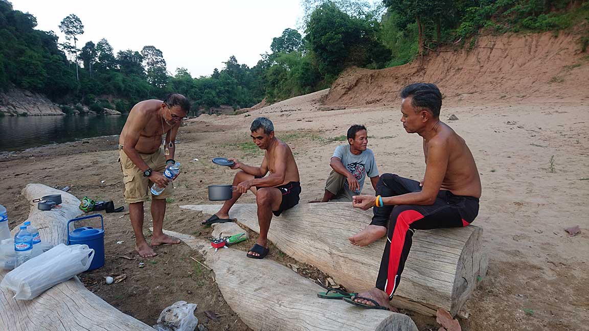 เชฟสุธรรมลงมือปรุงอาหาร