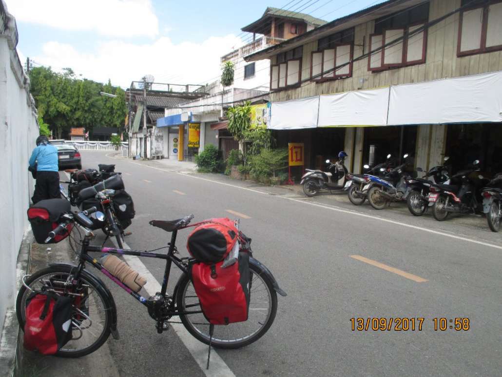 ออกจากร้านเฮียประหยัดเข้าตัวเมืองลำพูน ที่ข้างวัดพระธาตุหริกุญชัย มีร้านอาหาร เจ อยู่ติดกับวัด ร้านนี้อร่อยพอใช้ได้ทีเดียว เราแวะเพื่อจัดซื้อเสบียงมื้อเที่ยงและเสบียงแห้งพกพา