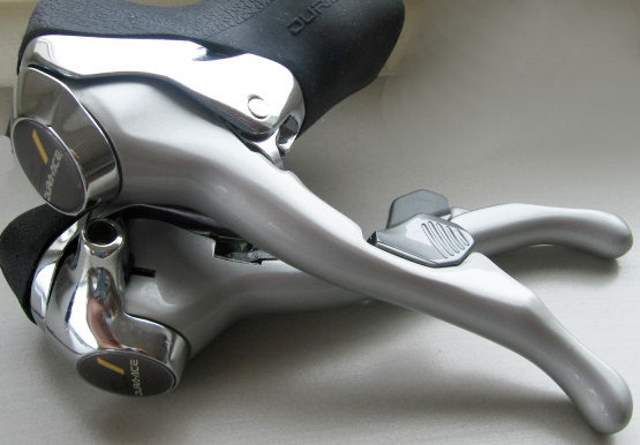 shimano-dura-ace-7400-dual-control-levers.jpg