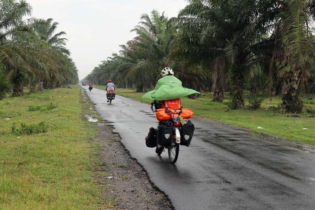 ปั่นจากชายทะเลมายังสนามบิน ฝนตกตั้งแต่หกโมงเช้า