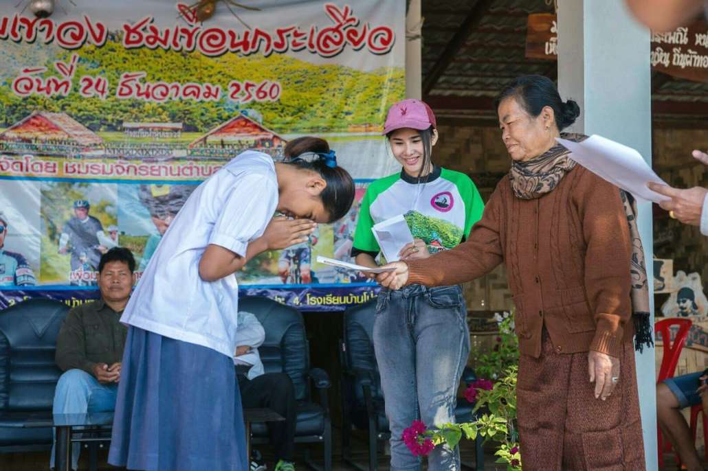 ภาพนี้ คุณแม่เล็ก พงษ์ศักดิ์ กำลังมอบทุนการศึกษา ปั่นหุบเขาวง ชมเขื่อนกระเสียว ครั้งที่ 1