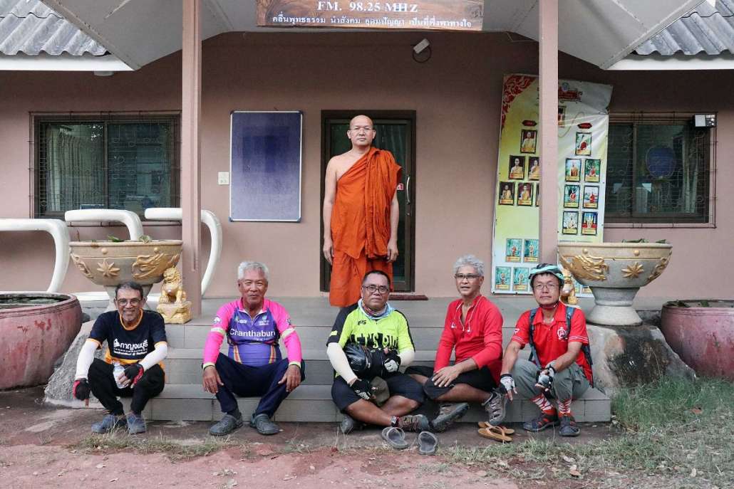 ไต่ดอยขึ้นมาขอกางเต็นท์นอนที่พุทธสถานภูสิงห์