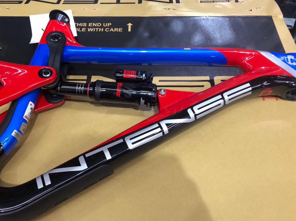 Intense Carbine Cabon 2019 ตัวล่าสุดจากค่ายintense สำหรับสายปั่นENDURO ตัวนี้เป็นเฟรมสำหรับล้อ29er ตัวเฟรมเป็นcabonมาพร้อมกับโช๊คกลาง Rock Shox Super Deluxe RC3, 230x60mm กับช่วงยุบ TRAVEL (FRONT/REAR):160mm/155mm งานนี้รูดๆลุยๆกันสบายๆ สำหรับราคาเฟรมจำหน่ายอยู่ที่ 98,500 บาท(preorder )รายละเอียดอื่นสามารถสอบถามได้เลยครับ T.093-1389491 สินค้าpreorder <br />#ยินดีรับชำระค่าสินค้าด้วยบัตรเครดิต