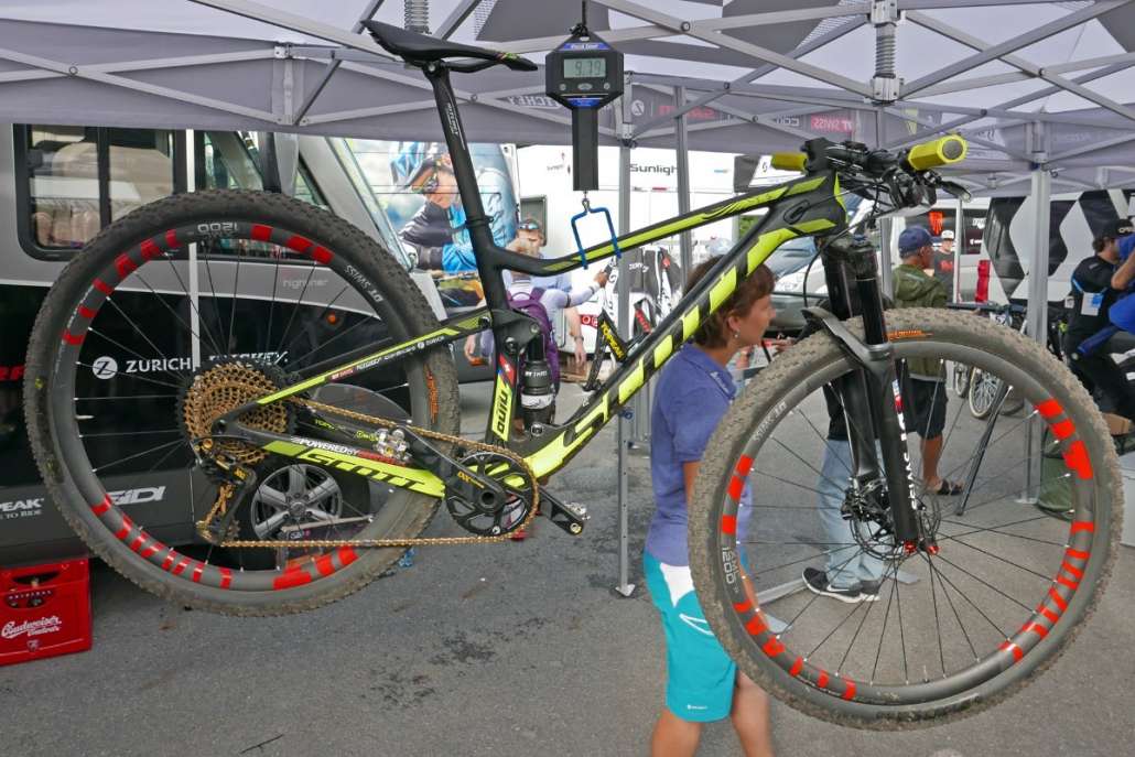 XCO_Mountain-Bike_World-Championship_Nove-Mesto_elite-mens-winner_Nino-Schurter_Scott-Spark-RC-900-WC_actual-weight-9790g.jpg