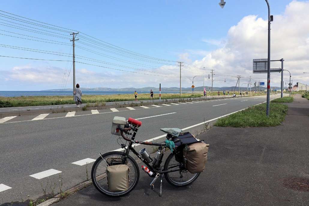 11:48 น. ปั่นผ่านเมือง Wakanai วันนี้มีงานวิ่งมาราทอนจากแหลม Soya Cape มา Wakanai