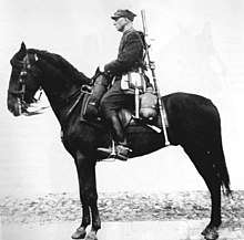 ในภาพคือ ทหารม้าโปแลนด์ (Polish cavalry) ในปี 1938<br /><br />ทหารม้า จากวิกิพีเดีย สารานุกรมเสรี<br /><br />ทหารม้า (อังกฤษ: Cavalry, จากคำศัพท์ภาษาฝรั่งเศสคำว่า cavalerie สืบทอดจากตัวของมันเองจากคำว่า &quot;cheval&quot; หมายถึง &quot;ม้า&quot;) เป็นทหารหรือนักรบที่ต่อสู้รบด้วยการขี่บนหลังม้า ในเมื่อครั้งอดีต ทหารม้าเป็นหน่วยกองกำลังรบที่เคลื่อนที่ได้เร็วมากที่สุด ปฏิบัติหน้าที่ในฐานะทหารม้าเบาในบทบาทของการลาดตระเวน การคุ้มกัน(Screening) และการรบปะทะที่เล็กน้อย(harassing) ในหลายกองทัพ หรือจะเป็นทหารม้าหนักสำหรับการโจมตีที่เด็ดขาดในกองทัพอื่นๆ ทหารแต่ละคนในกองทหารม้าเป็นที่รู้จักกันโดยชื่อที่ถูกตั้งให้เป็นจำนวนมากซึ่งขึ้นอยู่กับยุคสมัยและกลยุทธ์ เช่น พลทหารม้า นักขี่ม้า ทรูปเปอร์ คาตาฟรัค ฮุสซาร์ แลนเซอร์ หรือดรากูน <br /><br />การกำหนดชื่อของทหารม้าโดยทั่วไปแล้วจะไม่ได้กำหนดให้กับกองกำลังทหารที่ใช้สัตว์อื่นมาเป็นพาหนะ เช่น อูฐ หรือช้าง ทหาราบผู้ที่ซึ่งเคลื่อนไหวบนหลังม้า แต่เมื่อลงจากหลังม้าเพื่อเข้าต่อสู้รบบนทางเท้า เป็นที่รู้จักกันในศตวรรษที่ 17 และช่วงต้นของศตวรรษที่ 18 คือ ดรากูน ซึ่งเป็นกลุ่มทหารราบที่ขี่บนหลังม้าซึ่งกองทัพส่วนใหญ่ในเวลาต่อมาได้พัฒนาเป็นทหารม้าแบบมาตรฐาน ในขณะที่ยังคงรักษาชื่อที่ถูกกำหนดไว้ในประวัติศาสตร์<br /><br />ทหารม้านั้นมีข้อได้เปรียบในเรื่องความคล่องแคล่วในการเคลื่อนที่ได้ดีขึ้น และทหารที่ต่อสู้รบจากหลังม้าก็มีข้อได้เปรียบในเรื่องของความสูงและความเร็วที่ดีกว่า และมวลเฉื่อยที่มีมากกว่าคู่ต่อสู้บนทางเท้า องค์ประกอบอีกประการหนึ่งของการทำสงครามบนหลังม้าคือ ผลกระทบทางจิตใจของทหารที่ขี่บนหลังม้าสามารถทำลายล้างคู่ต่อสู้ได้<br /><br />ด้วยความเร็ว ความคล่องแคล่ว และค่าที่ทำให้เกิดความสะดุ้งหวาดกลัวของทหารม้าได้รับความชื่นชมและใช้ประโยชน์อย่างมากในกองทัพในยุคโบราณและยุคกลาง กองกำลังบางส่วนส่วนใหญ่เป็นทหารม้า โดยเฉพาะอย่างยิ่งในสังคมชนเผ่าเร่ร่อนของเอเชีย ที่เด่นที่สุดคือ ชาวฮันของอัตติลาและต่อมาเป็นกองทัพมองโกล <br /><br />ในทวีปยุโรป ทหารม้าได้รับการติดตั้งด้วยการหุ้มเกราะที่มากขึ้น(หนัก) และท้ายที่สุดก็พัฒนาเป็นอัศวินที่ขี่บนหลังม้าในยุคกลาง  ในช่วงศตวรรษที่ 17 ทหารม้าในทวีปยุโรปได้สูญเสียเกราะส่วนใหญ่ไป ซึ่งไม่มีประสิทธิภาพในการป้องกันมากนักเมื่อต้องเผชิญหน้ากับปืนคาบศิลาและปืนใหญ่ที่นำเข้ามาใช้งาน และในช่วงกลางศตวรรษที่ 19 ชุดเกราะส่วนใหญ่ต่างได้ยกเลิกใช้ไปหมดแล้ว แม้ว่าบางหน่วยทหารจะยังคงมีการใช้เสื้อเกราะขนาดเล็กที่มีความหนามากขึ้นที่สามารถใช้ในการป้องกันหอกและดาบและบางครั้งก็ป้องกันกระสุนได้ด้วย