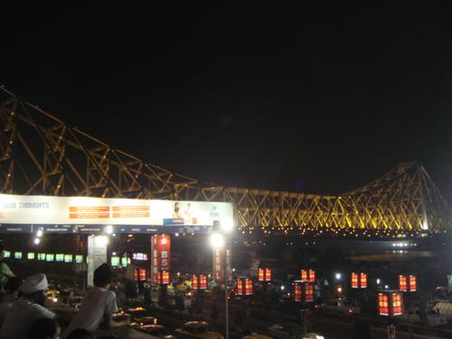 สะพานที่ใหญ่มาก ใช้เหล็ก ที่เขามีอยู่เยอะมาก และดีที่สุดในโลก