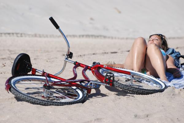 red-bike-on-the-beach-rob-hans.jpg
