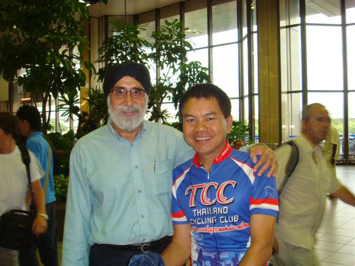 ประธานชมรม Bike Aid Singapore เดินทางมาส่งด้วย
