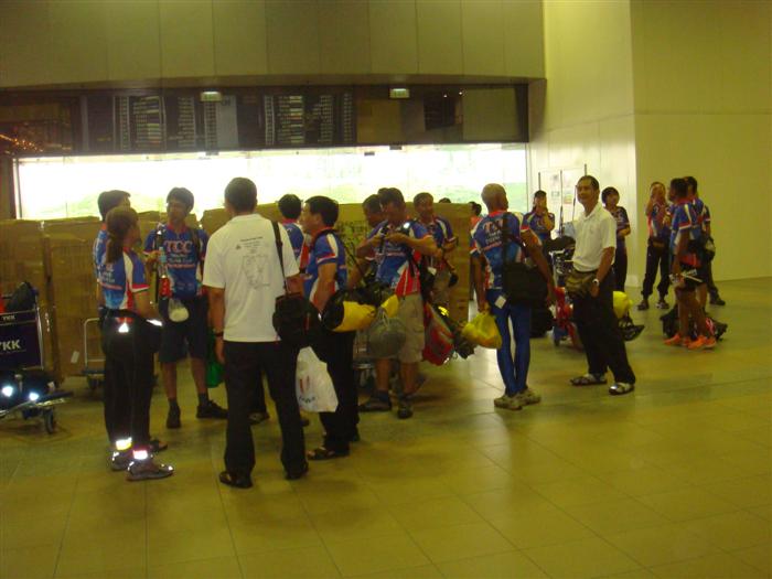 ห้าโมงเย็น ทีม Bike Aid Singapore มาส่งที่สนามบินฉางฮี